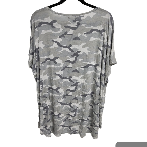 24/7 Maurices women's short sleeve gray camo plus size tee shirt blouse size 4X - Picture 2 of 4